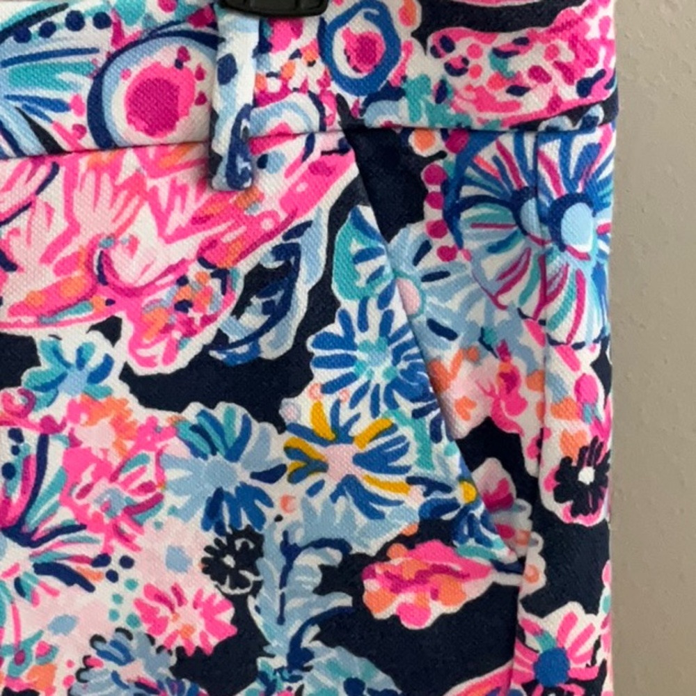 Lilly Pulitzer Shorts Turtle Amazement Jayne Knit flat front size 6 pre owned - Picture 3 of 6